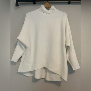 Women’s White chunky oversized pullover knit sweater. Size XS